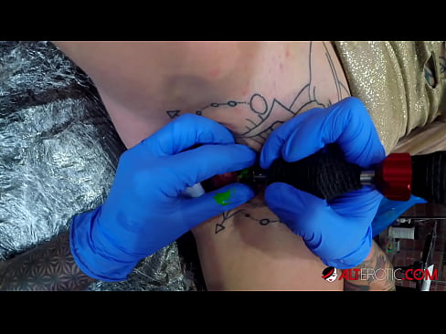 ❤️ Itin tatuiruota karšta Sully Savage gavo tatuiruotę ant savo klitorio Porno video prie lt.yespornpics.ru ❌